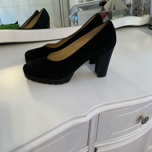 Brunate black suede pumps